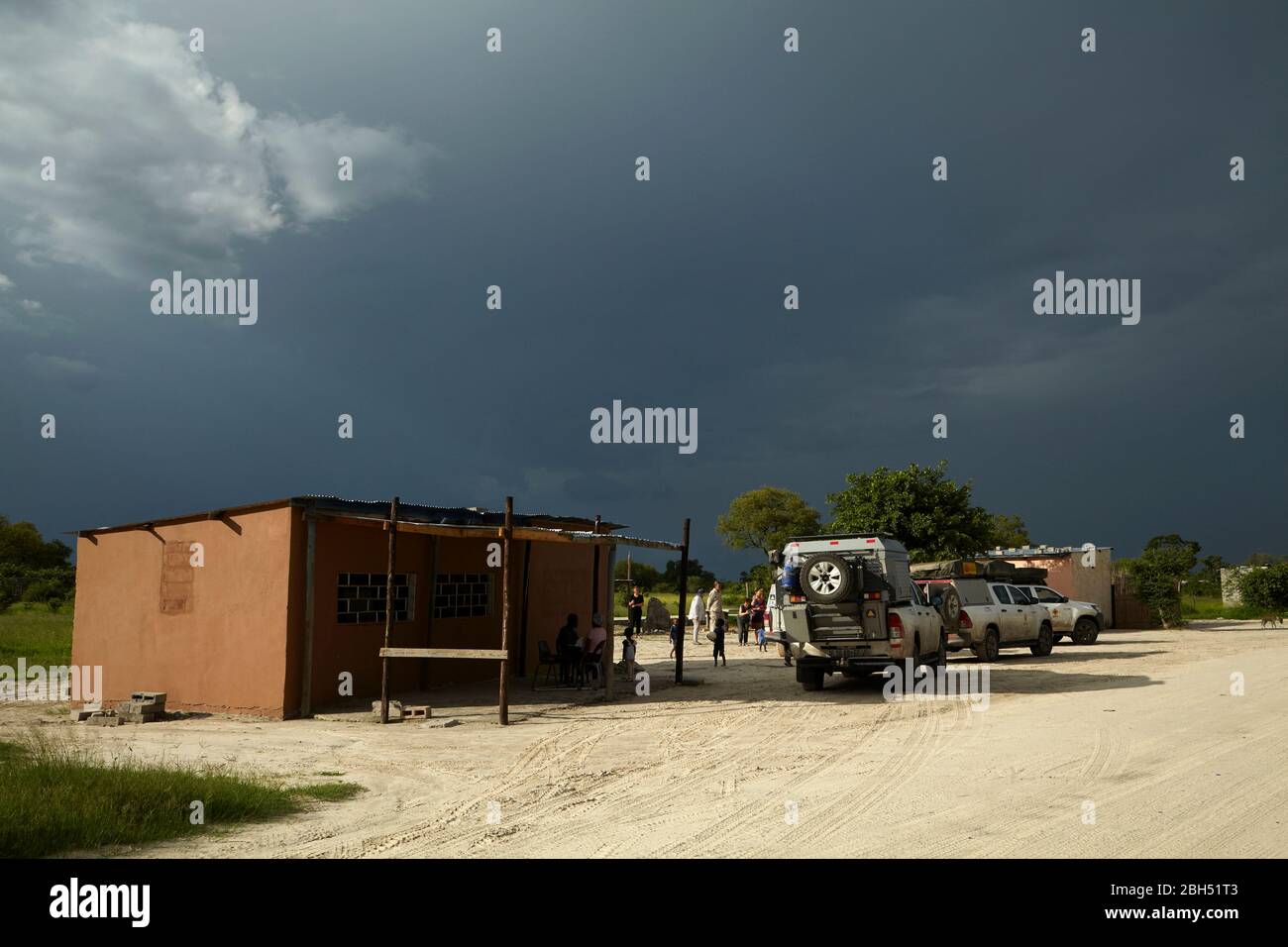 Tempête de nuages et 4 x 4 s au bar africain local, Khwai, par North Gate, Moremi Game Reserve, Botswana, Afrique Banque D'Images