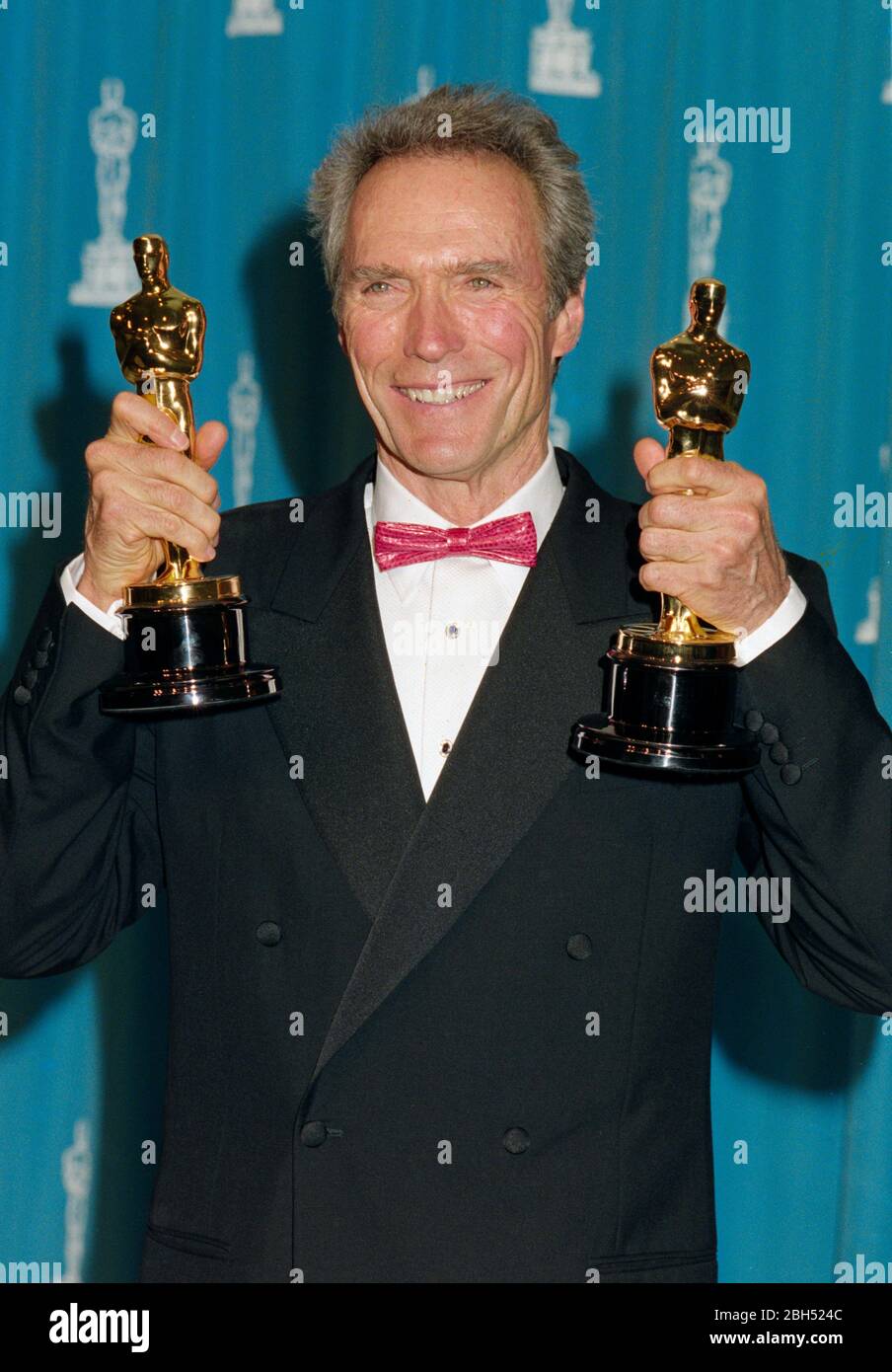 LOS ANGELES, CA. c. 1993: Acteur/réalisateur Clint Eastwood aux Oscars 1993 Academy Awards avec ses Oscars pour le meilleur directeur et meilleur tableau pour 'Unforation'. Photo du fichier © Paul Smith/Featureflash Banque D'Images
