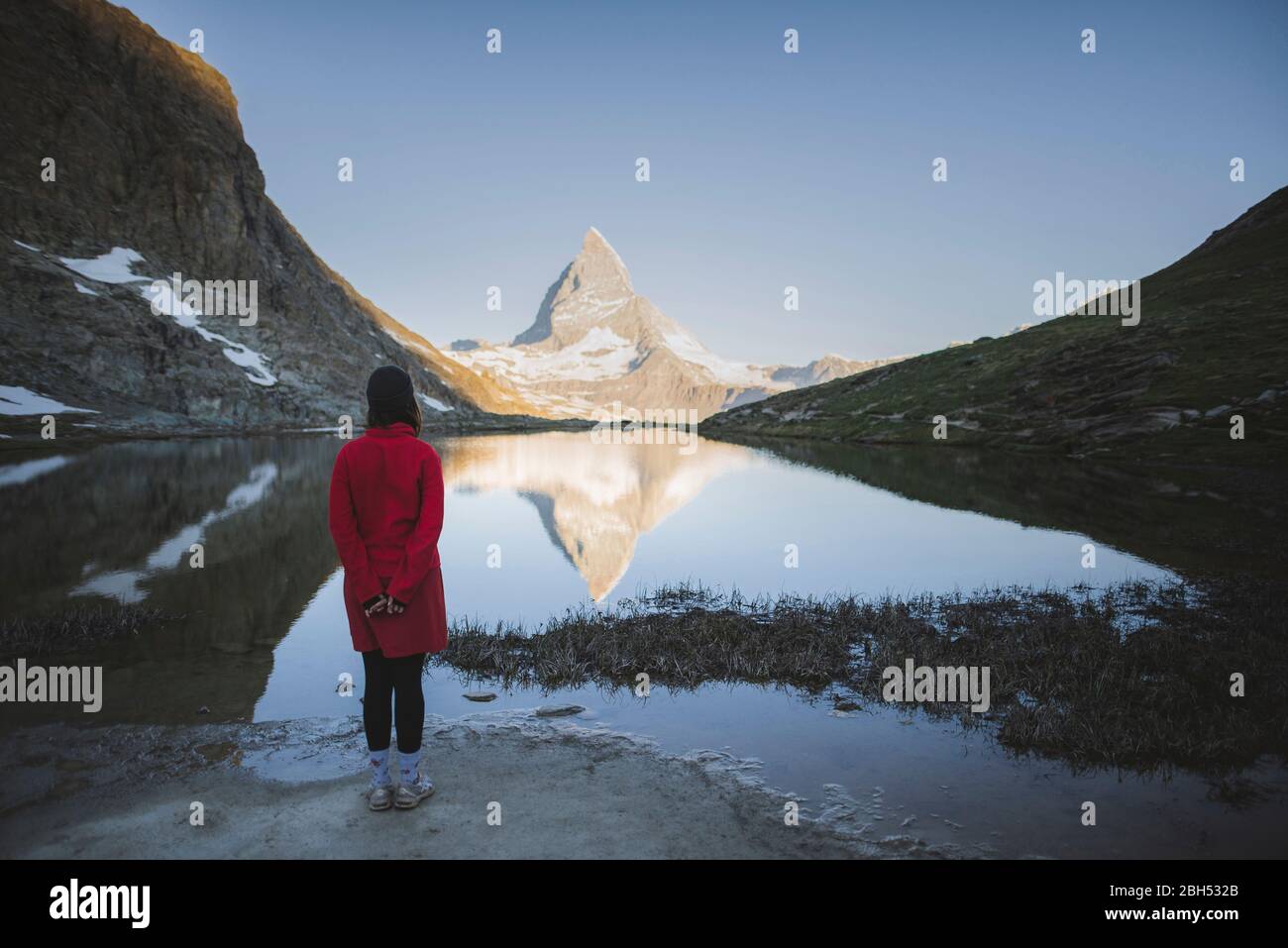 Switzerland matterhorn woman Banque de photographies et d'images à haute  résolution - Alamy
