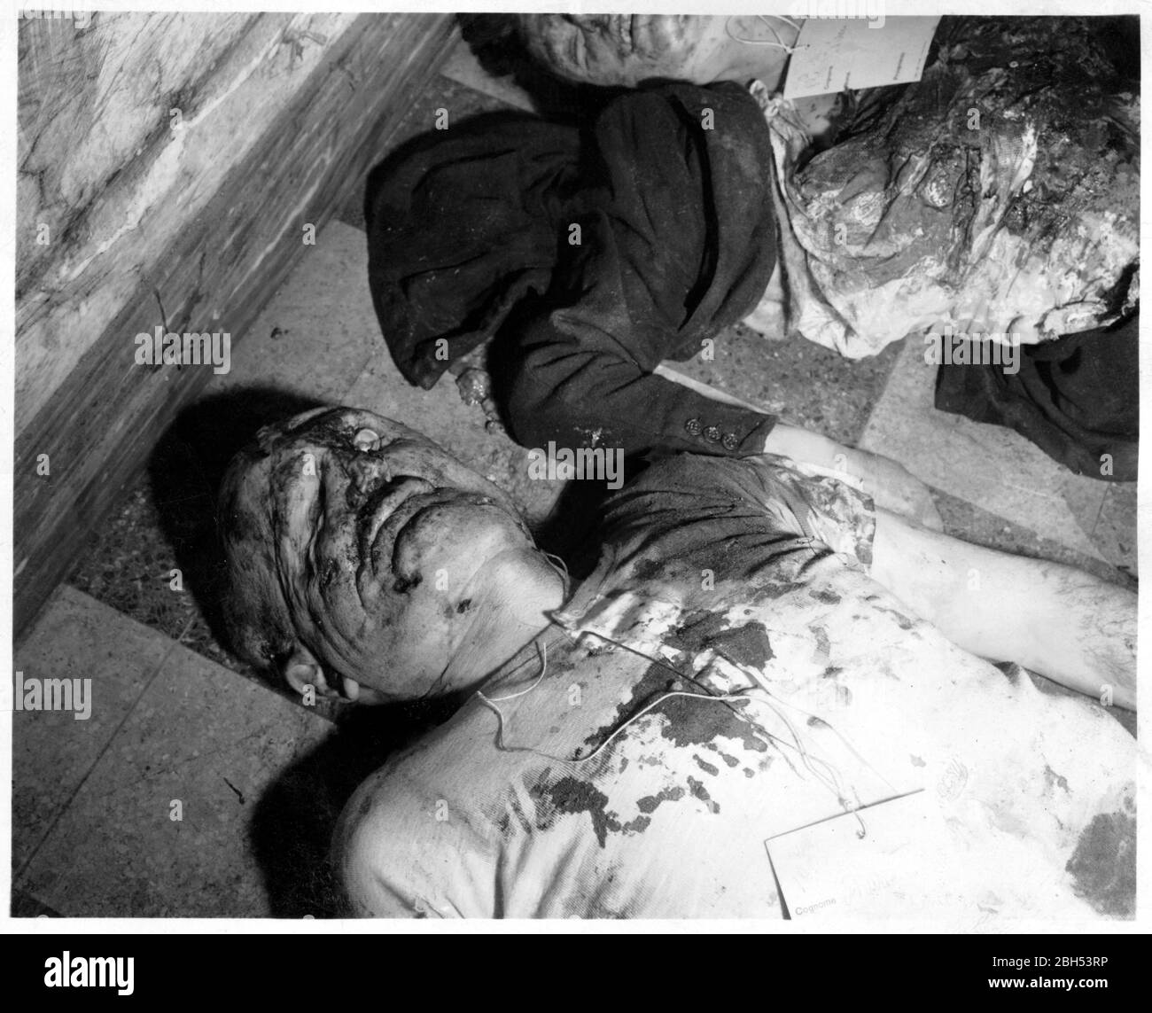 1945 , 28 avril , Milan , ITALIE: Le fasciste Duce BENITO MUSSOLINI avec l'amant CLAROTTA PETACCI . Après le corps exposé à la Piazza Loreto . Photo de l'armée américaine photo Office 196ème CORPS DE SIGNAL par Bob BEERMAN . - RITRATTO - PORTRAIT - MORT - MORTO - MORT - MORTE - POLITICA - POLISO - ITALIA - POLITIC - PORTRAIT - ITALY - FASSISMO - FASCISME - FASSISTA - FASCISTE - LIBERAZIONE - RESTISTENZA - GUERRA DI LIBERAZIONE - MILITAIRE - MILITARE - WWII - SECONDA GUERRA MONDIALE - 2 - ITALIE - post mortem - cadaveri - cadavre --- Archivio GBB Banque D'Images