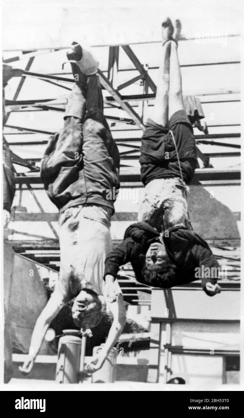 1945 , 28 avril , Milan , ITALIE : le fasciste Duce BENITO MUSSOLINI avec l'amant CLAROTTA PETACCI , corps exposé sur la Piazza Loreto . Photo de l'armée américaine photo Office . - RITRATTO - PORTRAIT - MORT - MORTO - MORT - MORTE - POLITICA - POLISO - ITALIA - POLITIC - PORTRAIT - ITALY - FASSISMO - FASCISME - FASSISTA - FASCISTE - LIBERAZIONE - RESTISTENZA - GUERRA DI LIBERAZIONE - MILITAIRE - MILITARE - WWII - SECONDA GUERRA MONDIALE - 2 - ITALIE - post mortem - cadaveri - cadavre --- Archivio GBB Banque D'Images