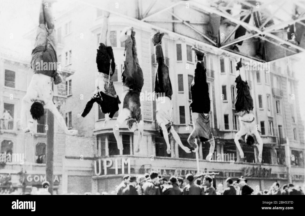 1945 , 28 avril , Milan , ITALIE : le fasciste Duce BENITO MUSSOLINI avec l'amant CLARETTA PETACCI corps exposé sur la Piazza Loreto avec d'autres leaders fascistes ATTILIO TERUZZI , NICOLA BOMBACCI , ALESSANDRO PAVOLINI et ACHILLE STARACE (d'abord de droite). Photo de l'armée américaine photo Office . - RITRATTO - PORTRAIT - MORT - MORTO - MORT - MORTE - POLITICA - POLISO - ITALIA - POLITIC - PORTRAIT - ITALY - FASSISMO - FASCISME - FASSISTA - FASCISTE - LIBERAZIONE - RESTISTENZA - GUERRA DI LIBERAZIONE - MILITAIRE - MILITARE - WWII - SECONDA GUERRA MONDIALE - 2ème - ITALIE - post mortem - cadaveri - cadet Banque D'Images