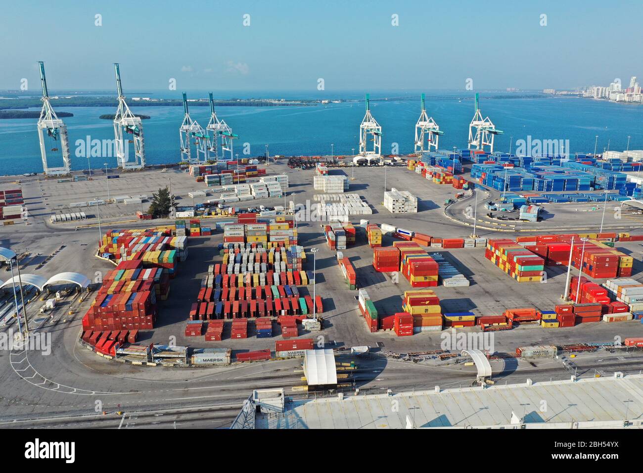 Miami, Floride - 18 avril 2020 - conteneurs et grues à portique de Port Miami sur le matin du printemps sans nuages clair. Banque D'Images