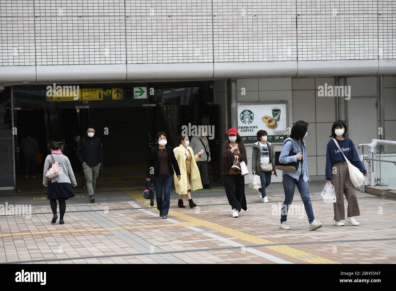 Mercredi. 22 avril 2020. TOKYO, JAPON - 22 AVRIL : les personnes qui ont un masque facial se rendent à leur destination à la gare de Kita Senju lors d'un état d'urgence à Tokyo le mercredi 22 avril 2020, au moment de l'éclosion de coronavirus au Japon. Le Premier ministre japonais Shinzo Abe a déclaré un état d'urgence national exhortant les gens à rester chez eux pour arrêter la propagation du coronavirus dans tout le pays. (Photo: Richard Atrero de Guzman/ AFLO) Banque D'Images