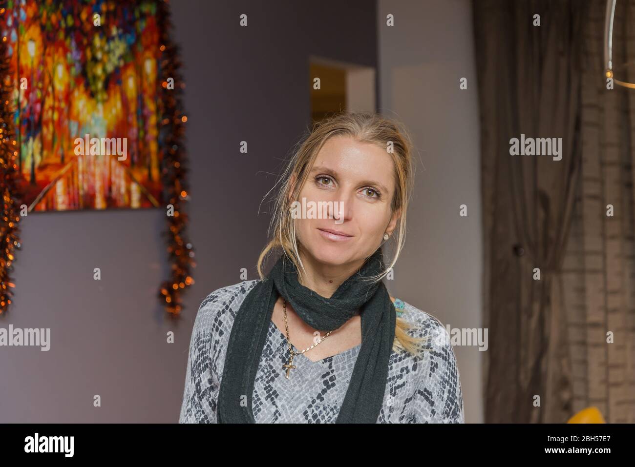 Portrait intérieur d'une femme avec un foulard Banque D'Images