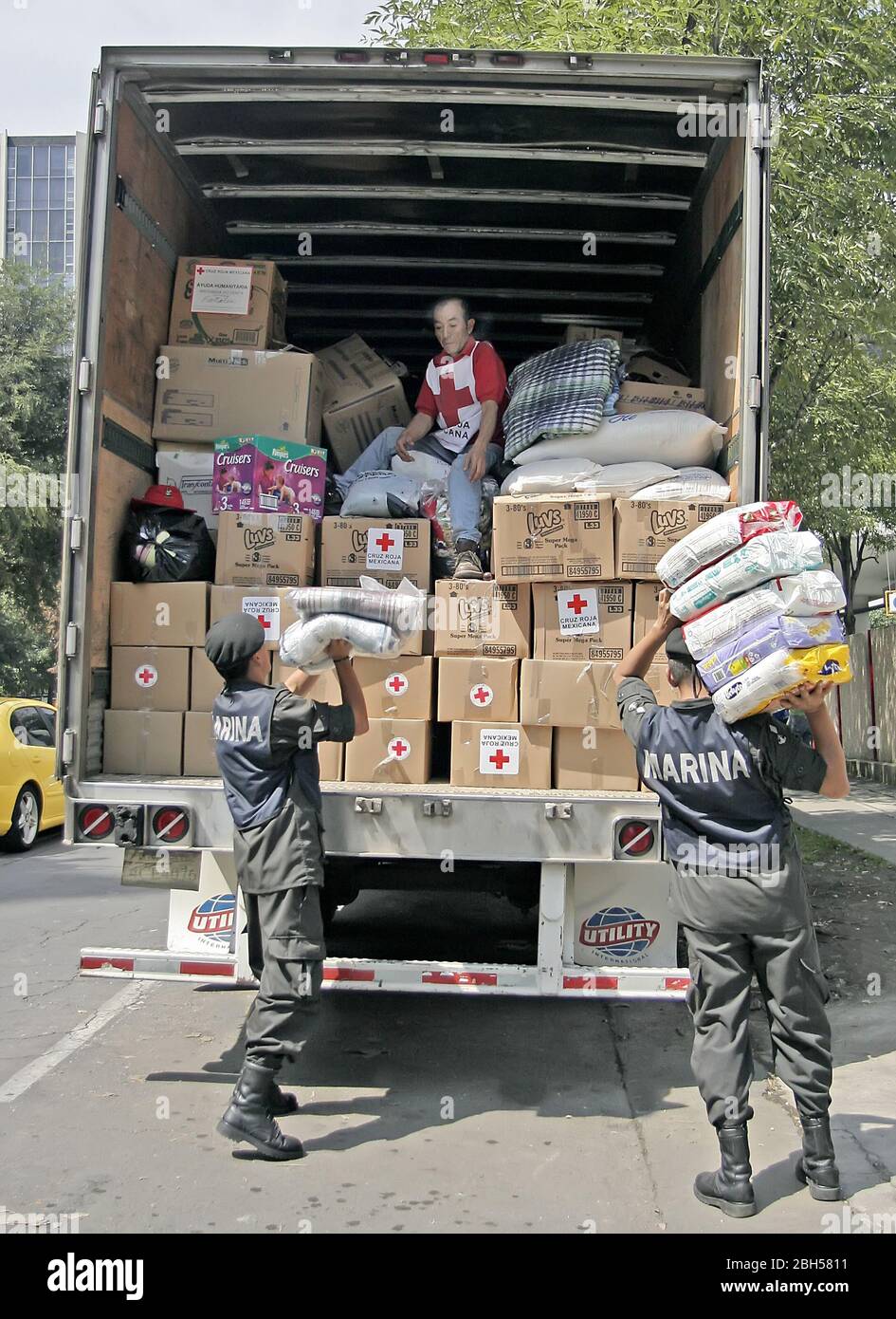 Les marines mexicaines chargent les fournitures de la Croix-Rouge sur le camion, Mexico, Mexique Banque D'Images