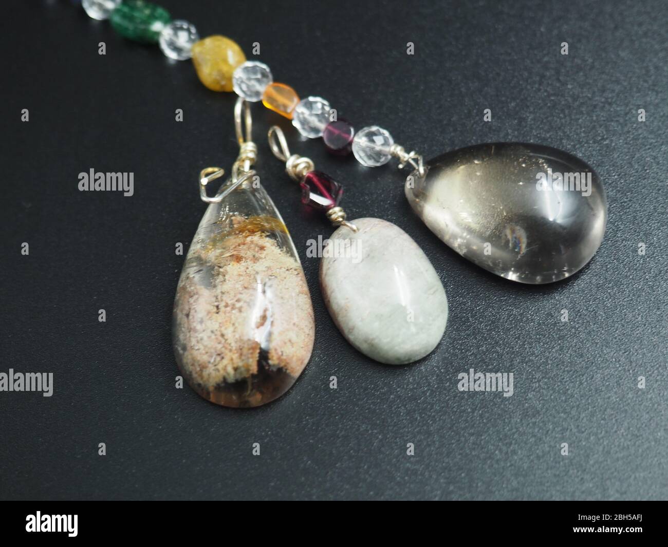 Groupe de Pendentifs Lodolite de formes et de couleurs différentes Banque D'Images Groupe de Pendentifs Lodolite de formes et de couleurs différentes Banque D'Images