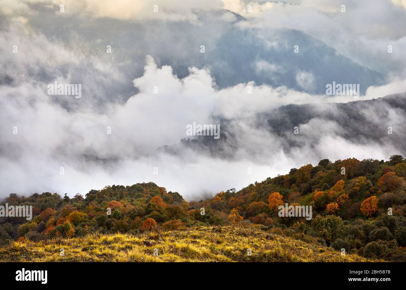 Beau paysage de collines brumeuses Montagnes de l'Himalaya au Népal Banque D'Images Beau paysage de collines brumeuses Montagnes de l'Himalaya au Népal Banque D'Images