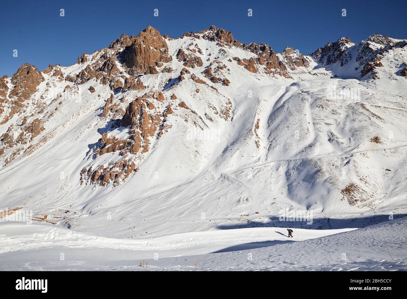 Sur la route touristique de la neige dans les belles montagnes à l'hiver Banque D'Images