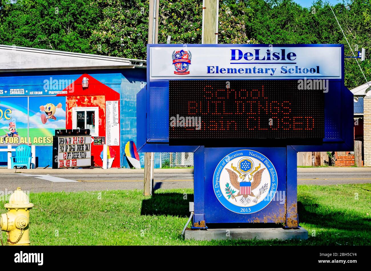 Un panneau électronique annonce la fermeture de l'école élémentaire Delisle lors de la pandémie COVID-19, le 20 avril 2020 à Delisle, Mississippi. Banque D'Images