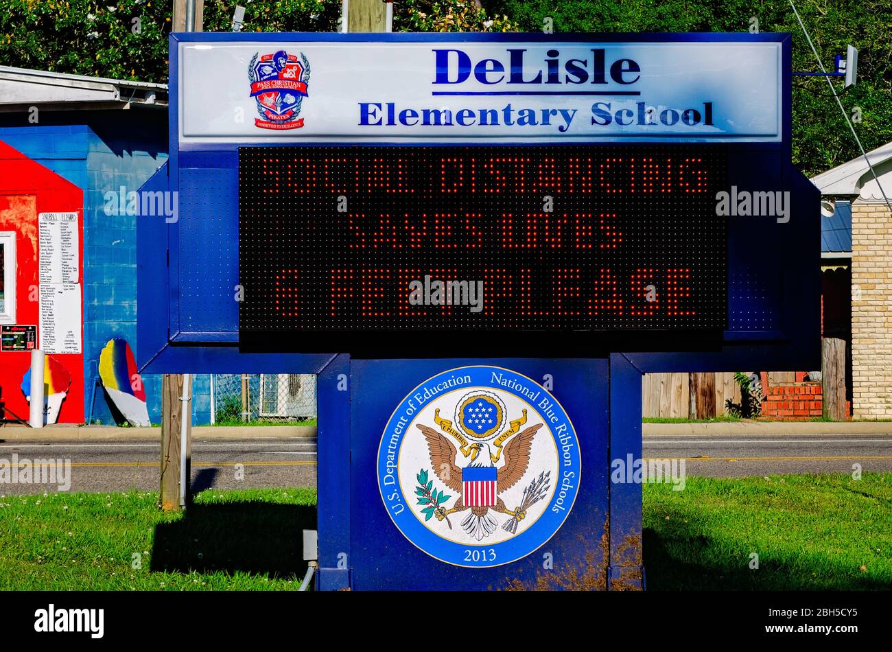 Un panneau électronique encourage la distanciation sociale — à moins de six pieds — à l'école élémentaire Delisle au Mississippi pendant la pandémie de COVID-19. Banque D'Images