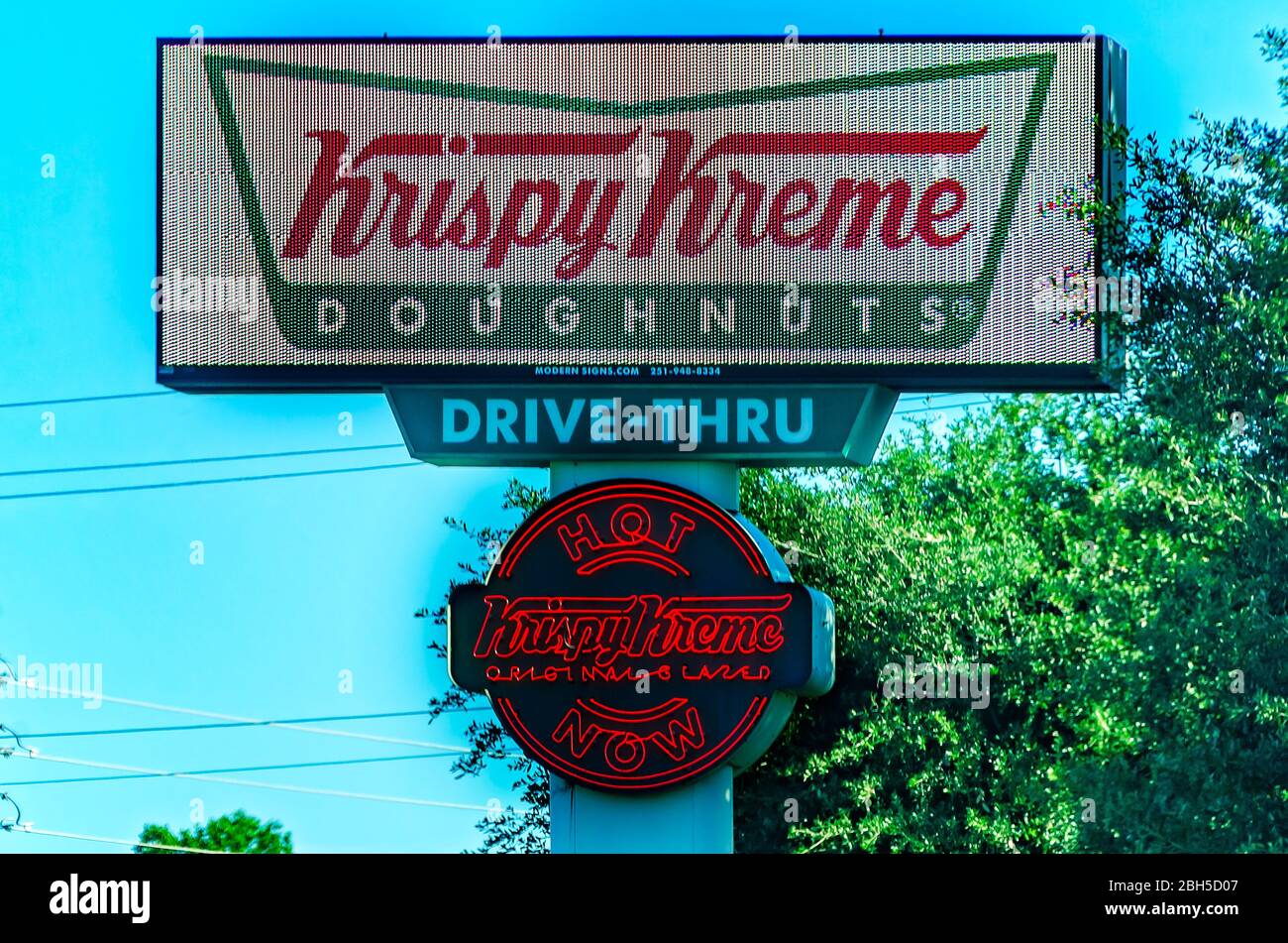 Le signe Krispy Kreme donne le signe « Hot Now », qui est affiché le 21 avril 2020 à Mobile, Alabama. Krispy Kreme a été fondée en 1937. Banque D'Images