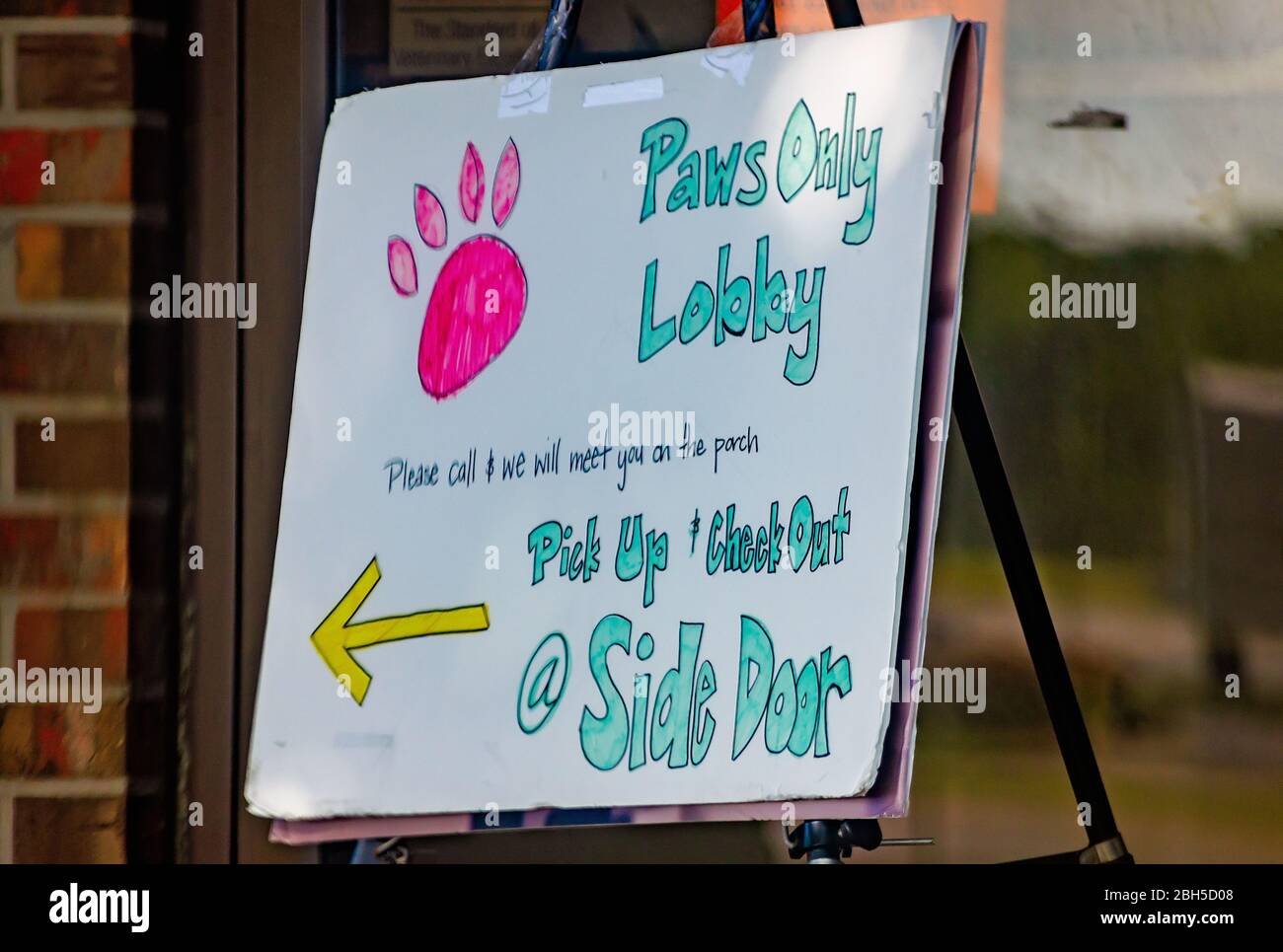 Un panneau à un hôpital local pour animaux annonce son « lobby pour animaux uniquement » lors de la pandémie COVID-19, le 21 avril 2020, à Mobile, Alabama. Banque D'Images