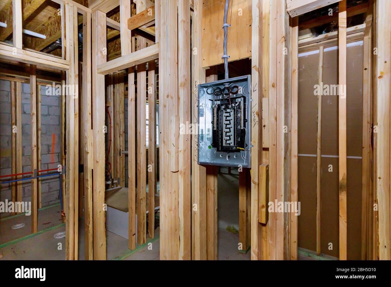 Construction maison alimentation électrique inachevée sous-sol de l' intérieur de bois de charpente Photo Stock - Alamy