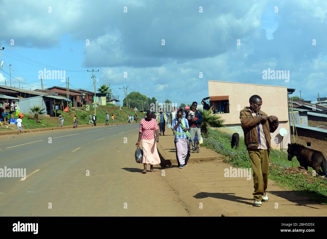 Ethiopiens marchant sur le côté de la route. Banque D'Images