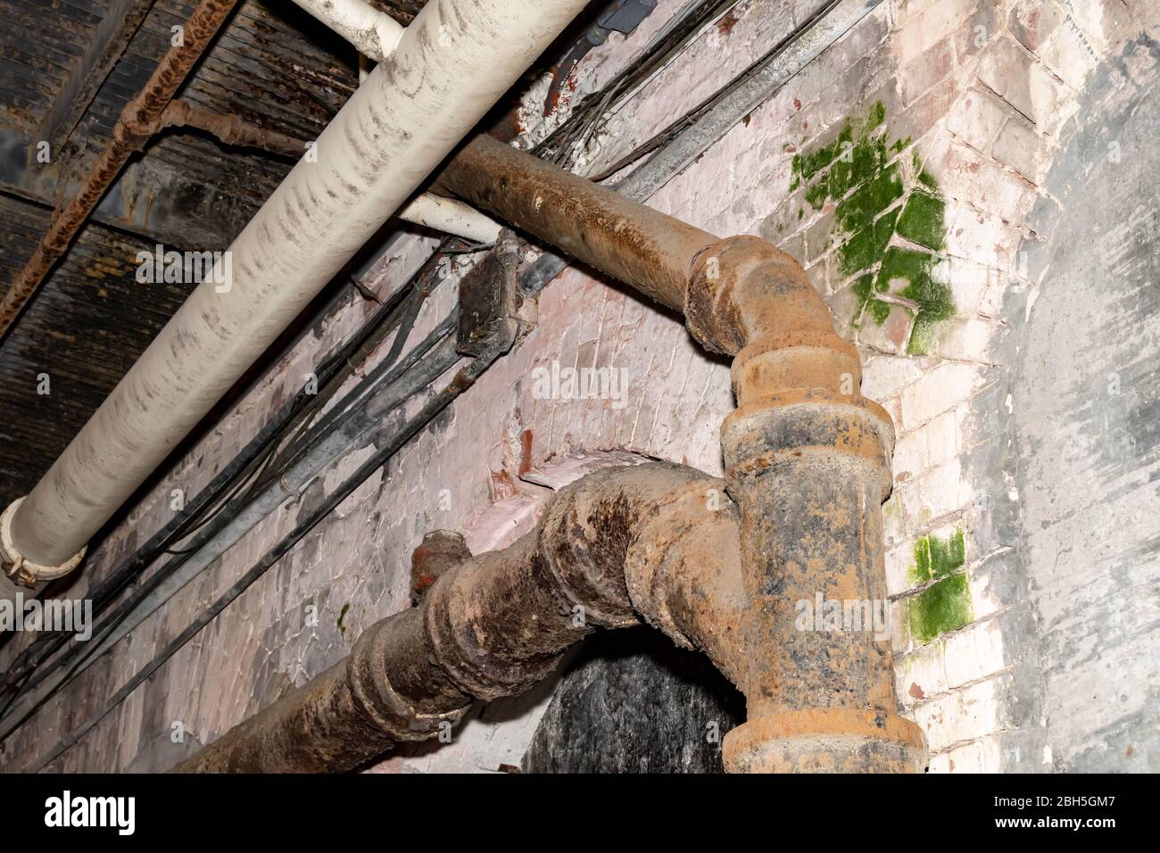 Vieux tuyau d'évacuation ou d'eau rouillé pour la réparation de tuyauterie  ou l'installation de tuyaux Photo Stock - Alamy