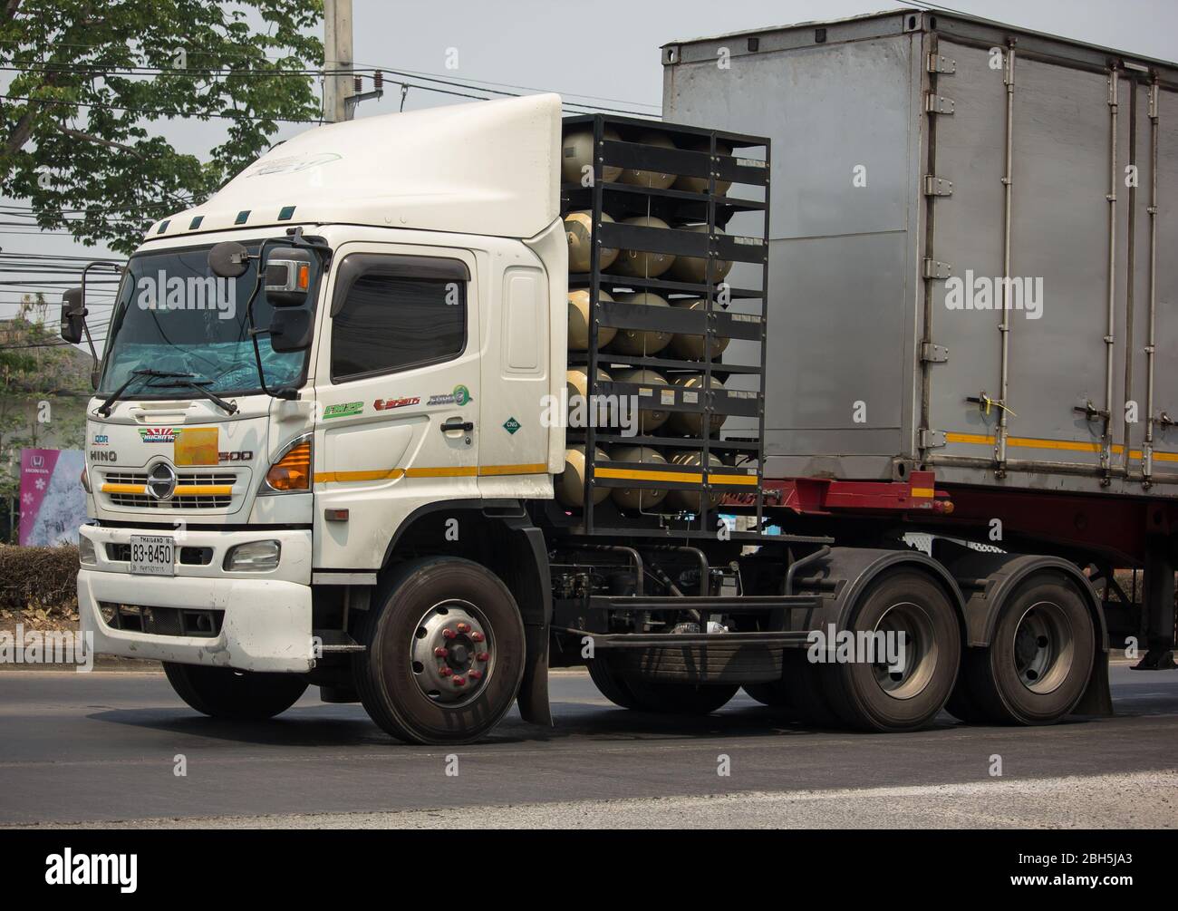 Chiangmai, Thaïlande - 25 mars 2020: Camion cargo de conteneurs de remorque de la société Santipab. Photo à la route no.1014 à environ 8 km du centre ville, thaïlande. Banque D'Images