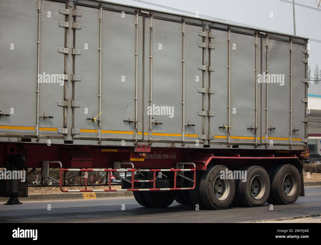 Chiangmai, Thaïlande - 25 mars 2020: Camion cargo de conteneurs de remorque de la société Santipab. Photo à la route no.1014 à environ 8 km du centre ville, thaïlande. Banque D'Images