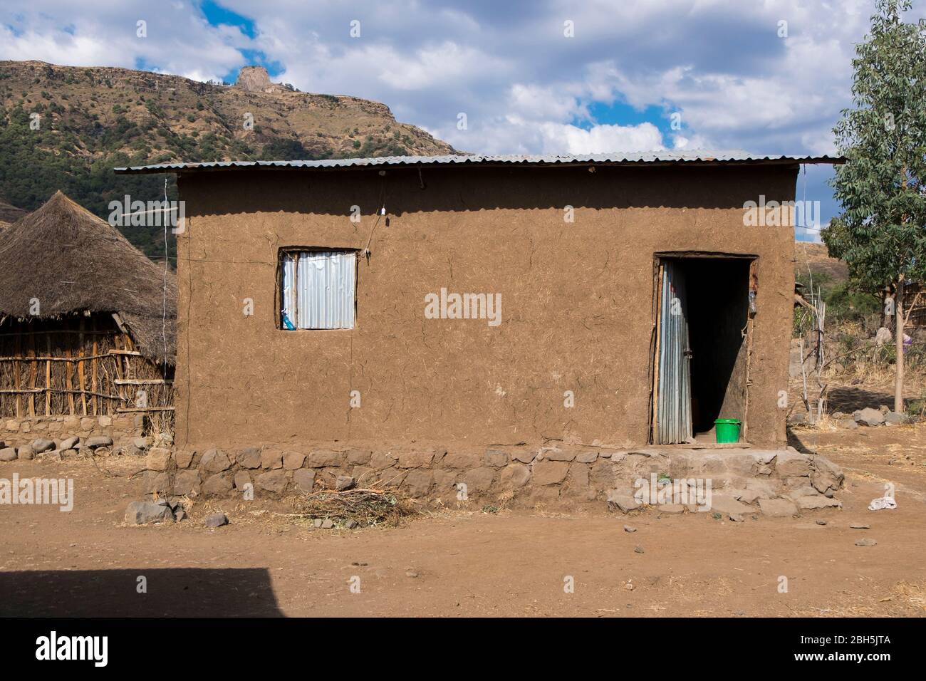 Une maison de toit en chaume, bâton, boue, stuc, couverte de étain corrosive dans la campagne de l'Ethiopie, Afrique. Banque D'Images