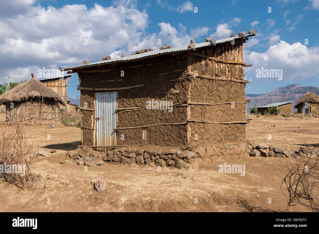 Une maison de toit en chaume, bâton, boue, stuc, couverte de étain corrosive dans la campagne de l'Ethiopie, Afrique. Banque D'Images