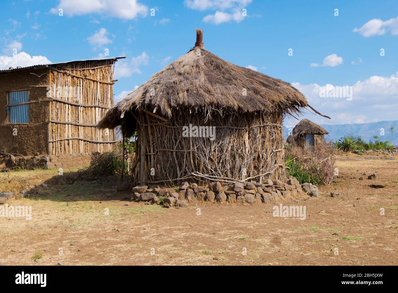 Une chaume typique, une cabane à bâton, ronde avec une base en pierre. Dans les zones rurales de l'Ethiopie, en Afrique. Banque D'Images
