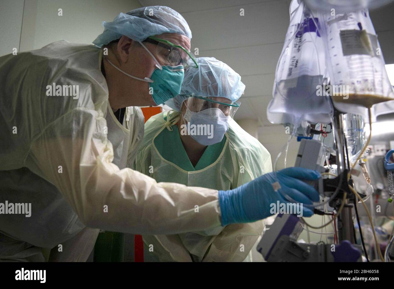 NEW YORK (22 avril 2020) le capitaine Todd Bahl, à gauche, et le lieutenant j.g. Leah Fiedler règle les débits de médicaments pour un patient dans l'unité de soins intensifs à bord du navire hospitalier USNS Comfort (T-AH 20). Le confort s'occupe des patients critiques et non critiques sans égard à leur statut COVID-19. Comfort travaille avec la Station médicale de New York de Javits comme système intégré pour soulager le système médical de New York City, à l'appui du soutien de défense des autorités civiles du Commandement Nord des États-Unis en réponse à la pandémie de COVID-19. Crédit: Groupe médias de tempêtes/Alay Live News Banque D'Images