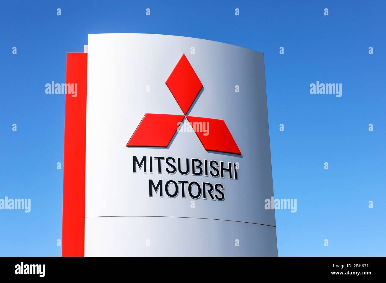 Logo pour moteurs Mitsubishi, à l'extérieur d'une prise de véhicule, Ayr Banque D'Images