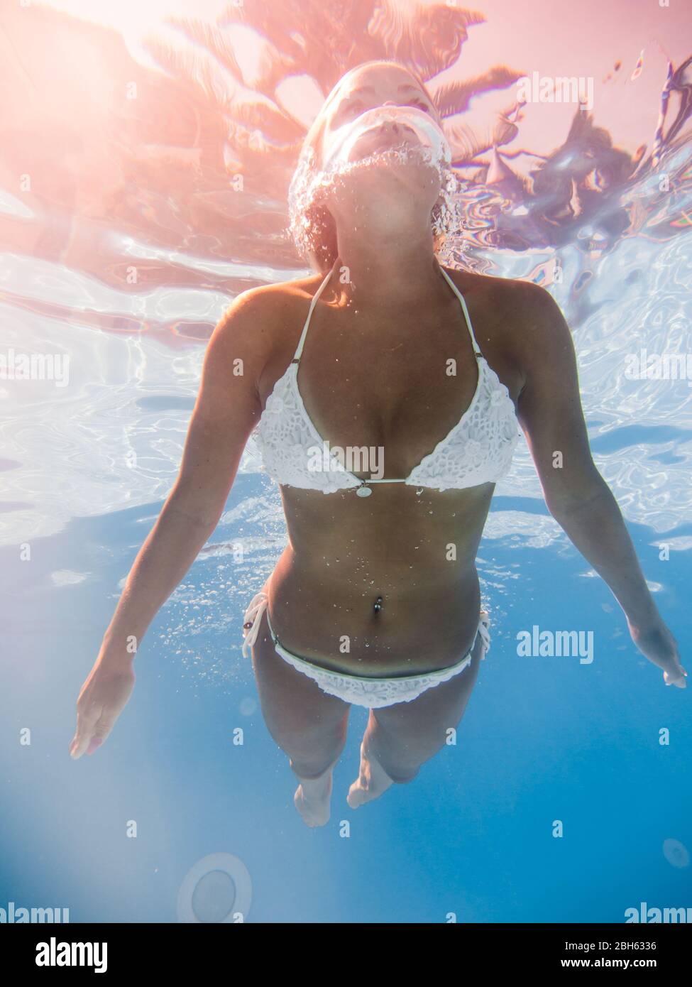 bikini-sous-marine-nageuse-plongeuse-banque-de-photographies-et-d