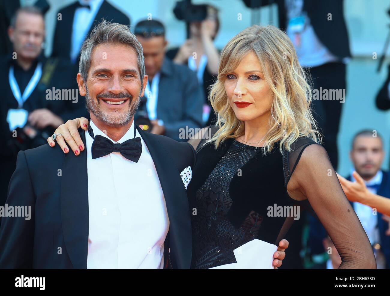 VENISE, ITALIE - 30 AOÛT: Natasha Stefanenko et Luca Sabbioni promeurent le tapis rouge de la projection "Roma" pendant le 75ème Festival du Film de Venise Banque D'Images