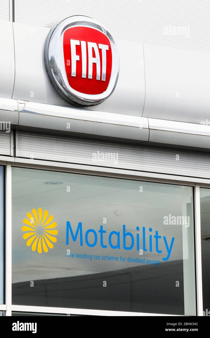 Logo pour moteurs Fiat, à l'extérieur d'une sortie de véhicule, Ayr Banque D'Images