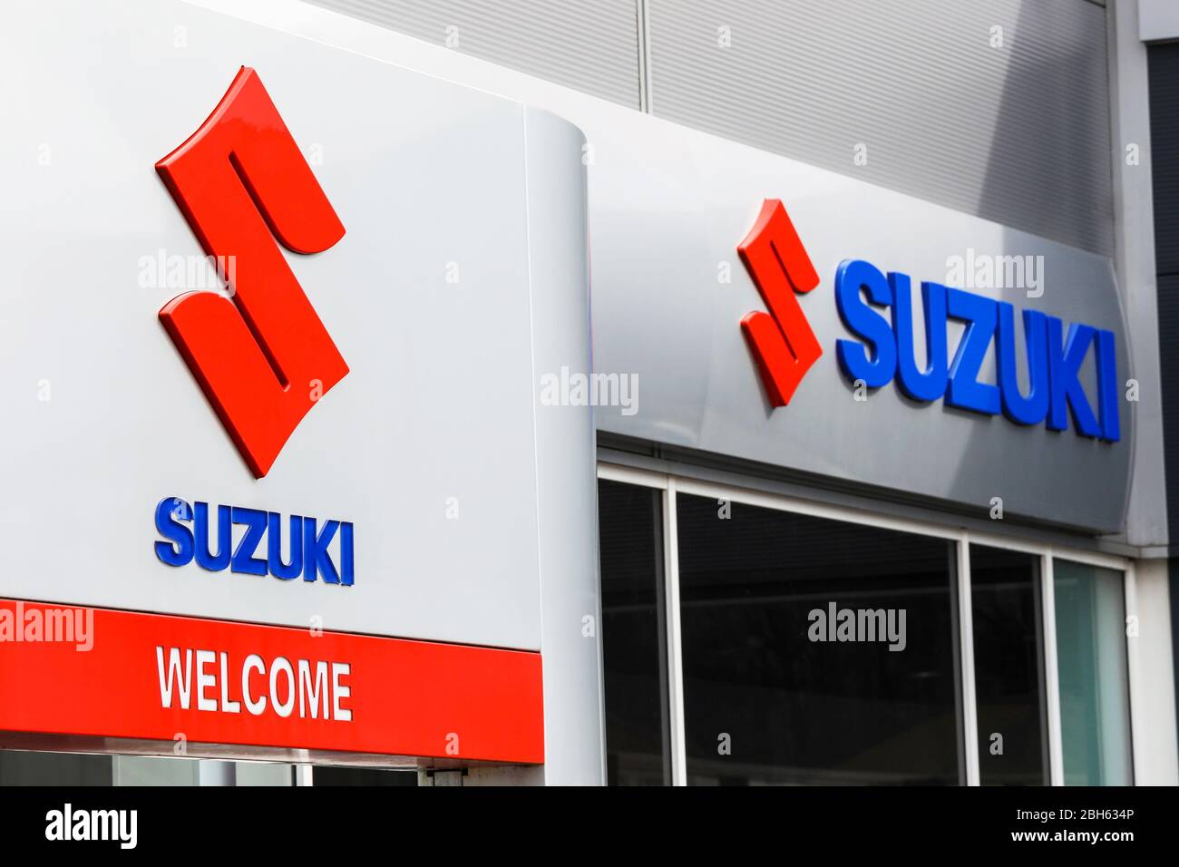 Logo pour moteurs suzuki, à l'extérieur d'une prise de véhicule, Irvine Banque D'Images