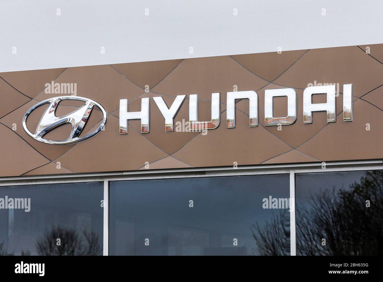 Logo de la société pour les voitures Hyundai au-dessus de l'entrée d'un garage, Irvine Banque D'Images