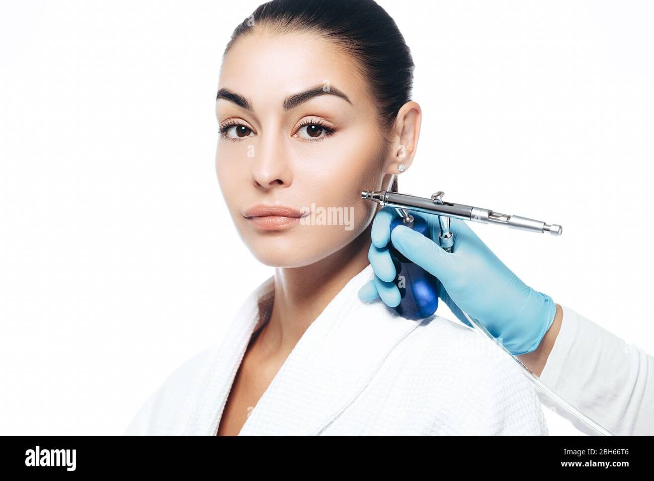 Procédure de renouvellement de la peau. Décollement du jet. Portrait d'une femme pendant la procédure de décollement du jet, isoler sur blanc Banque D'Images