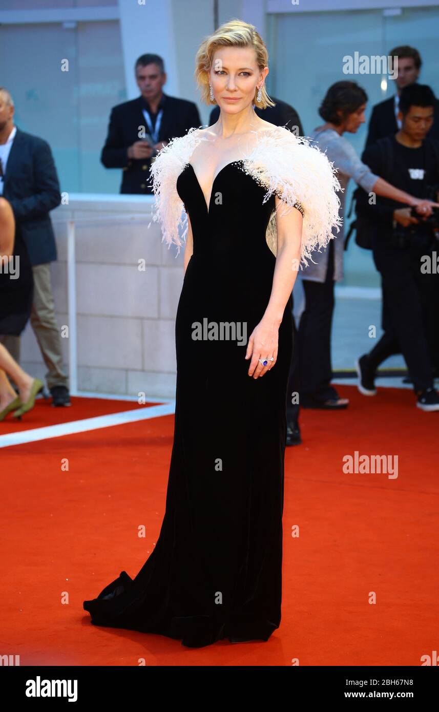 VENISE, ITALIE - 31 AOÛT : Cate Blanchett marche le tapis rouge de la projection « A Star is Born » pendant le 75ème Festival du film de Venise Banque D'Images