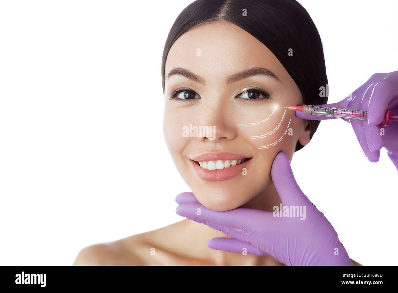 Belle femme asiatique de levage publicité injections. Visage de femme parfaite montrant injection anti age isolated on white Banque D'Images