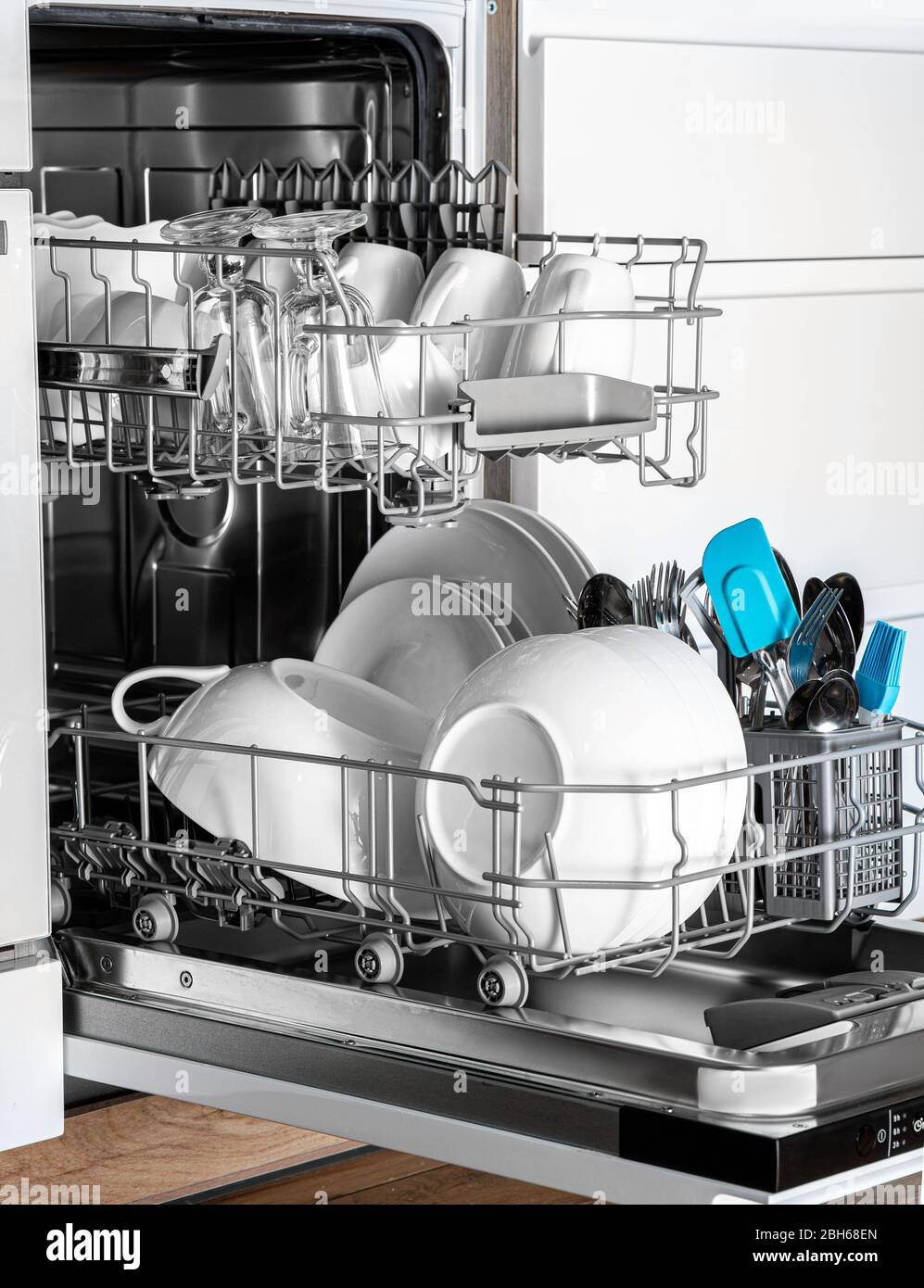 Nettoyez la vaisselle dans un lave-vaisselle à proximité. La machine aide les gens dans la vie quotidienne Banque D'Images