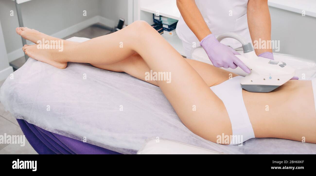 femme ayant la procédure de cavitation, le traitement de cellulite, sur son ventre et son corps Banque D'Images