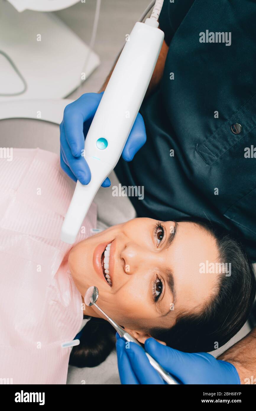 Le patient au cours du scan 3D des dents. Procédé de scintigraphie dentaire 3D. Banque D'Images