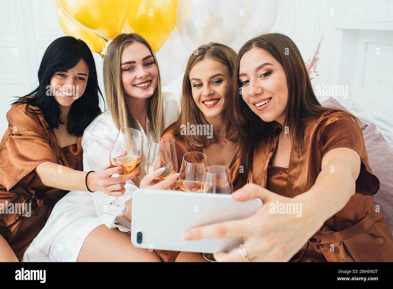 Week-end Bachelorette. Les femmes de chambre qui font du selfie et de la photo amusante, ont une fête fraîche avec de l'alcool Banque D'Images