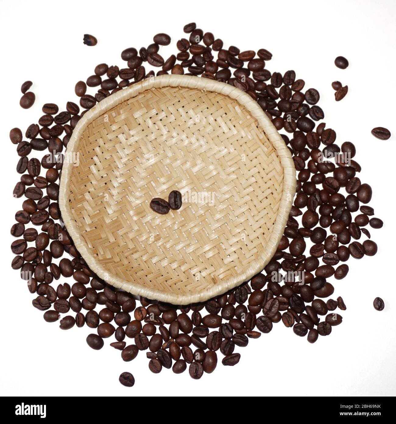 Petit panier en osier et grains de café Banque D'Images
