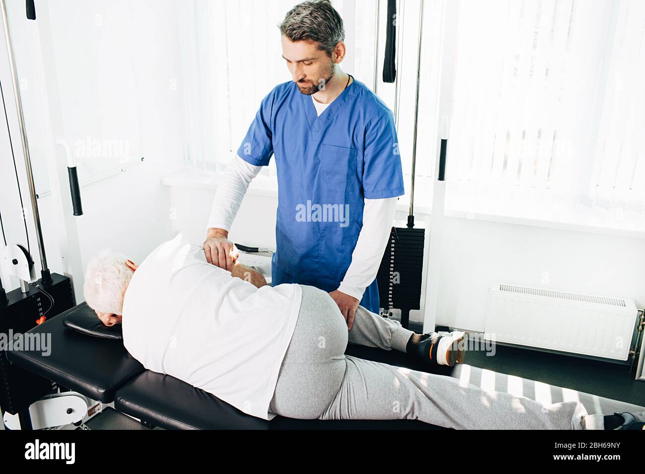 chiropraticien ajustement de la colonne vertébrale d'un homme senior au centre de réadaptation. Élimination de la douleur dorsale et traitement de la colonne vertébrale Banque D'Images
