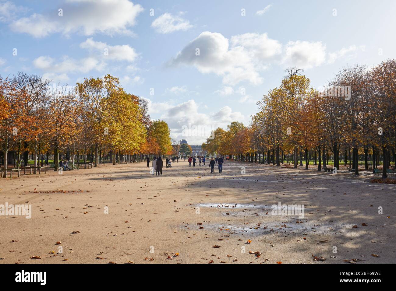 PARIS - 7 NOVEMBRE 2019: Jardin des Tuileries, grande promenade avec les gens dans une journée ensoleillée d'automne à Paris Banque D'Images