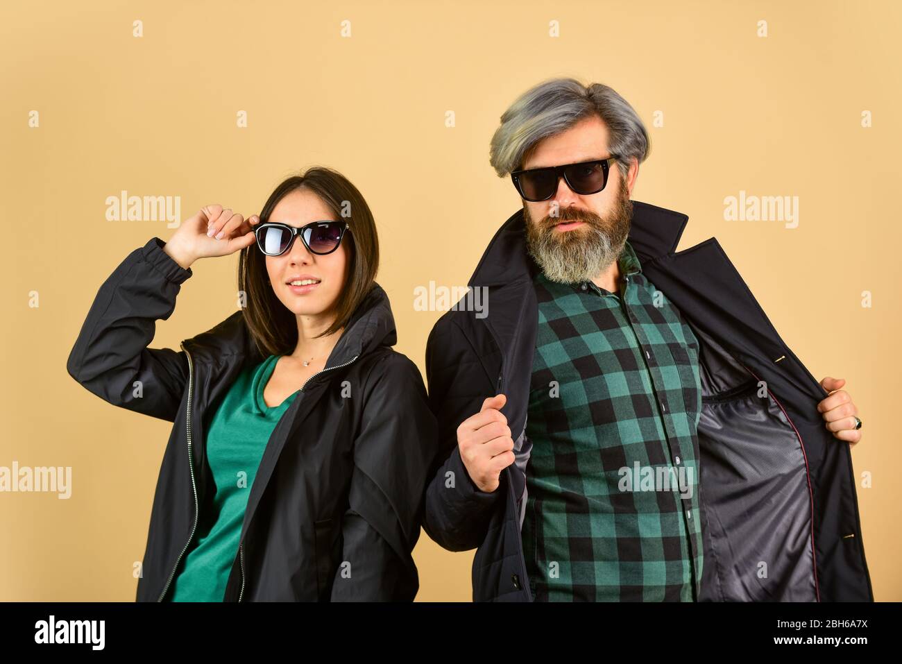 Saint-Patricks. Homme barbu avec une chemise à carreaux et une fille dans des lunettes de soleil. Profiter du temps de printemps ensemble. Style de rue. Couple Hipster. Couple de mode dans l'amour. Tendance couple pose. Banque D'Images