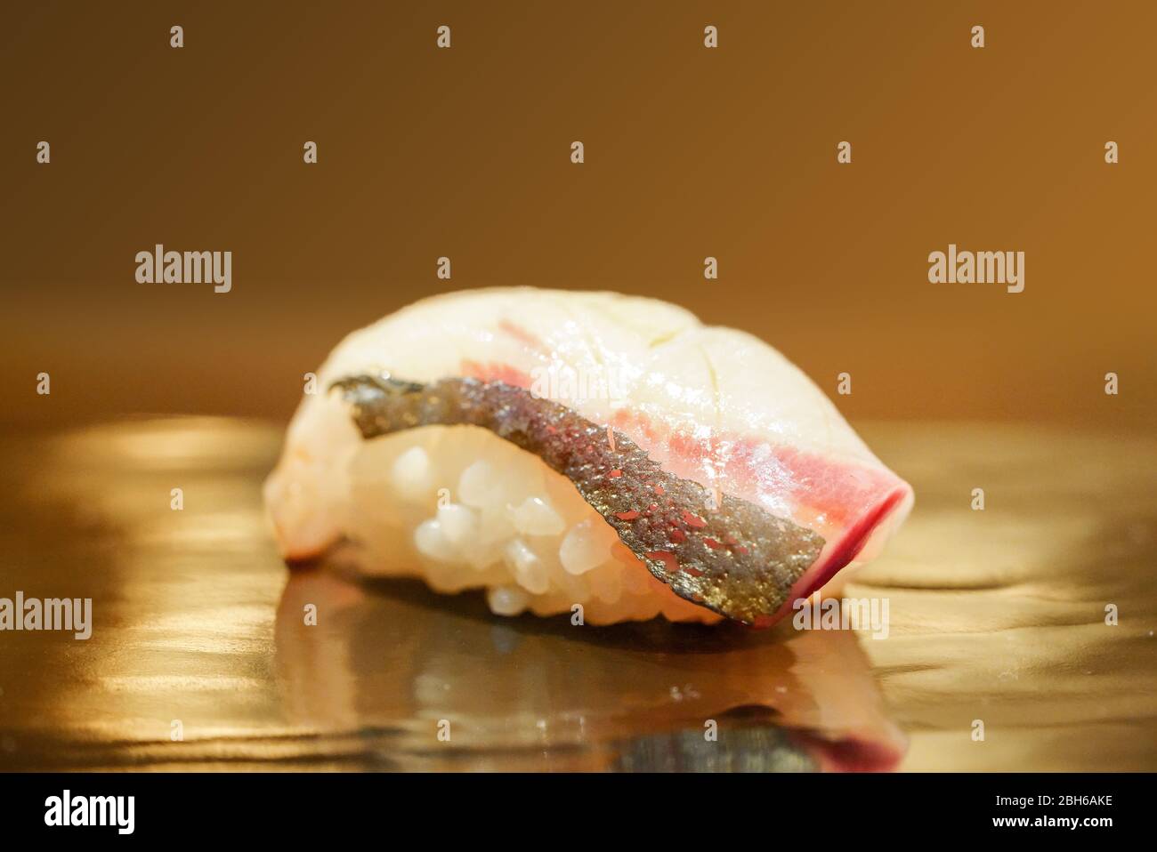 Hamachi Sushi servi sur une plaque en bois noir. Cours japonais d'Omakase. Banque D'Images