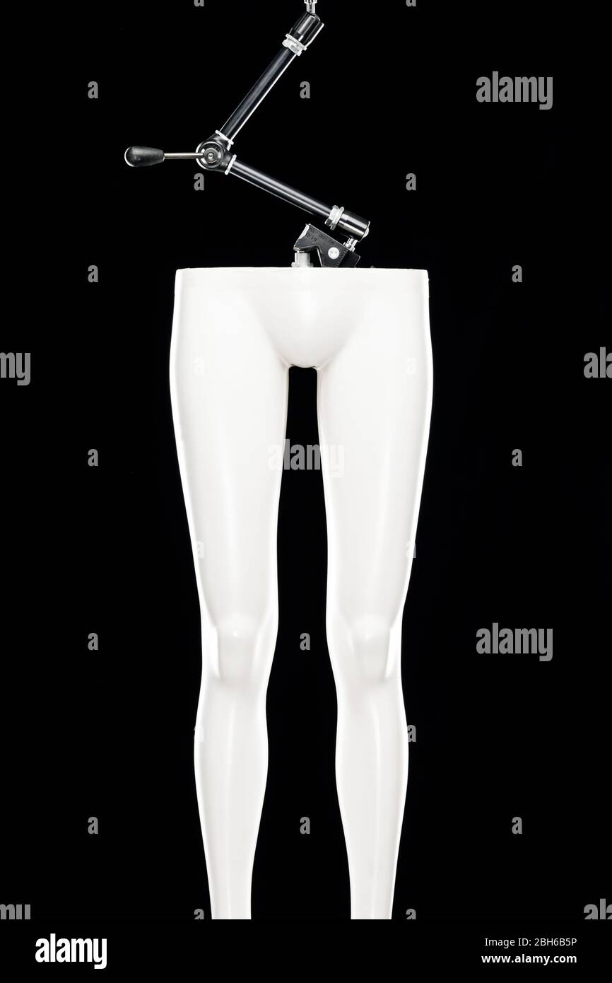 Suspension flottante Mannequin jambes Studio Shot Noir arrière-plan Banque D'Images