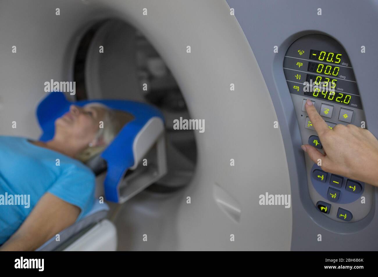 Senior patient à un examen en tomographie par ordinateur Banque D'Images