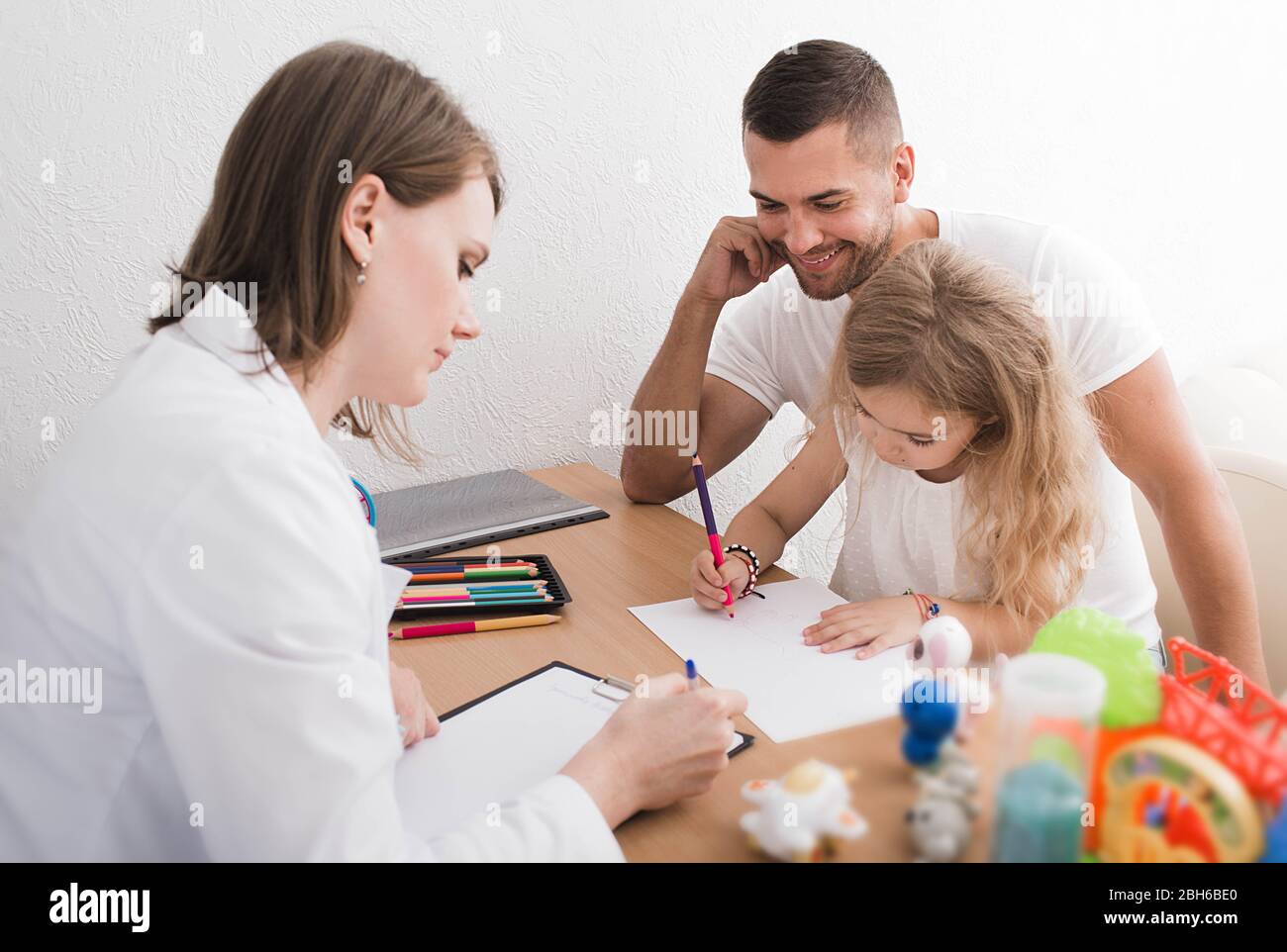 Avec son père à l'enfant au bureau du psychologue pour enfants. Psychologue de l'enfant en prenant soin de la santé mentale de l'enfant Banque D'Images
