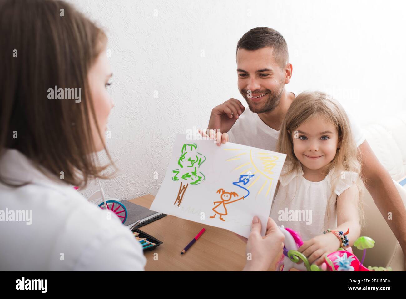 Avec son père à l'enfant au bureau du psychologue pour enfants. Psychologue de l'enfant en prenant soin de la santé mentale de l'enfant Banque D'Images