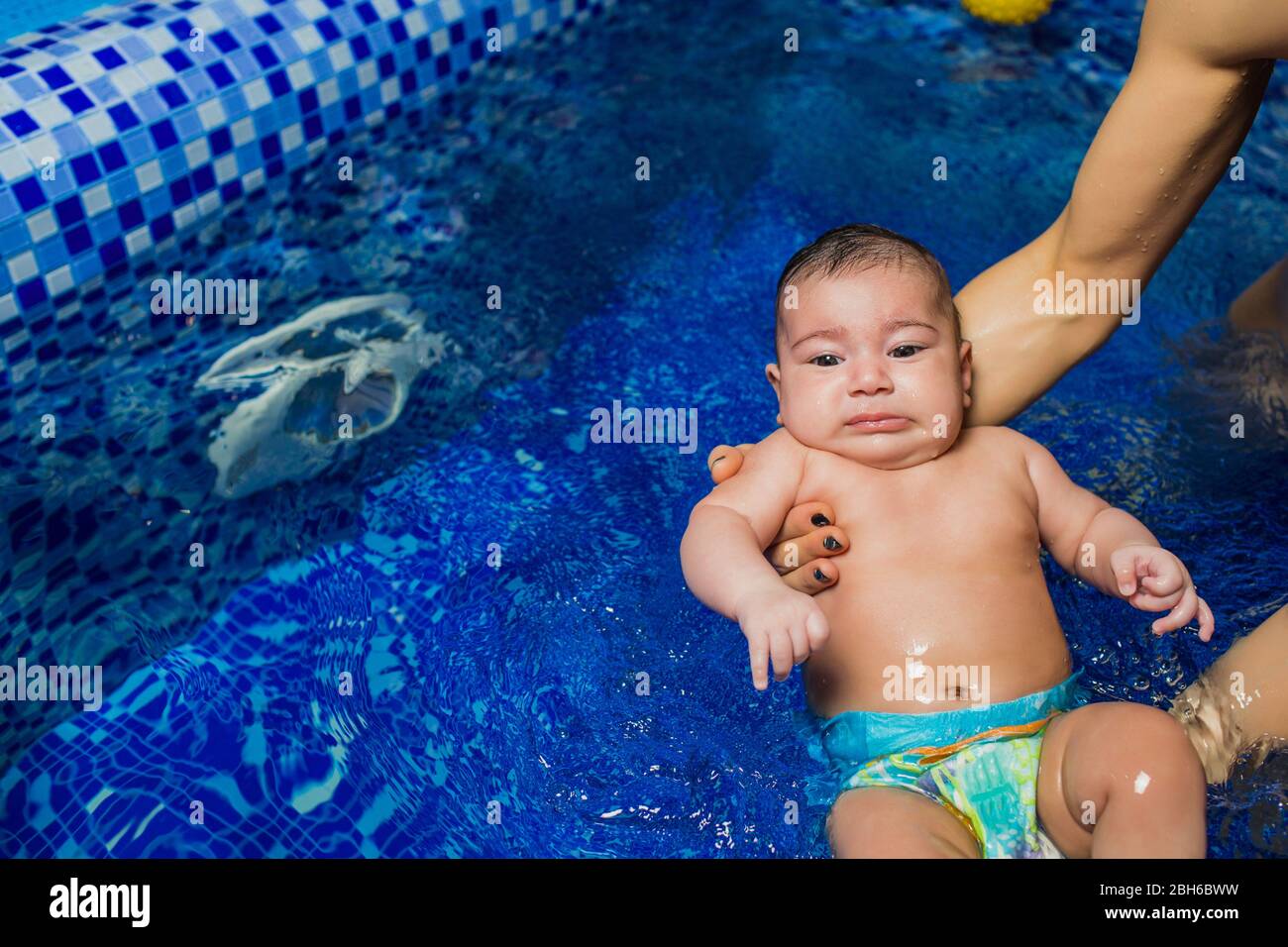 Mere Enseignant La Natation Petit Bebe Vetu De Couches Nageurs A La Piscine Vue De Dessus Photo Stock Alamy