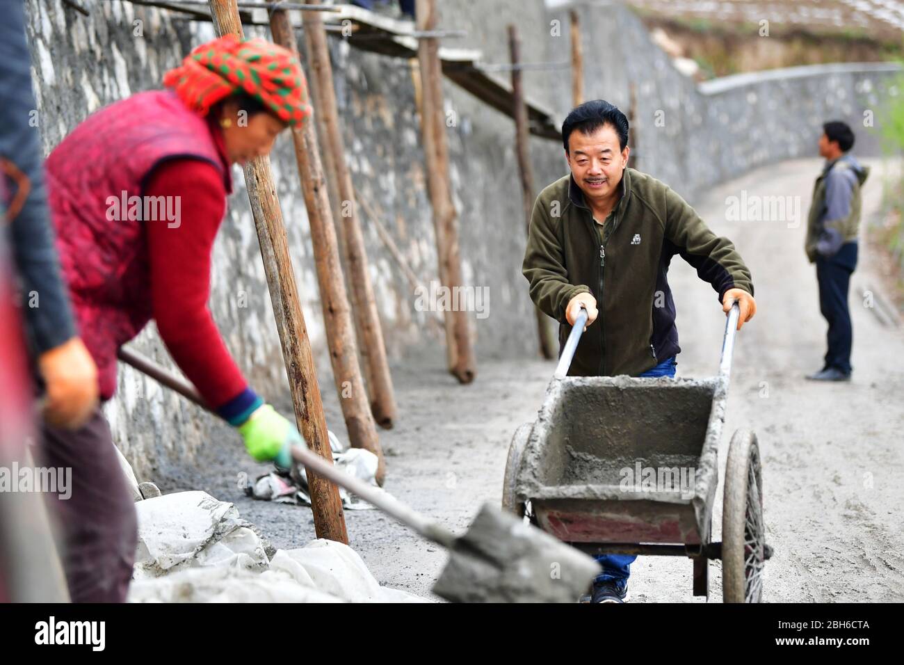 (200424) -- ZHOUQU, 24 avril 2020 (Xinhua) -- Zhang Jinli (C) et les habitants construisent une route vers le village de le'a dans le comté de Zhouque, préfecture autonome tibétaine de Gansu, dans le nord-ouest de la Chine, 22 avril 2020. Zhang, 56 ans, a été nommé responsable du Parti pour l'atténuation de la pauvreté dans le village le'a, frappé par la pauvreté, en 2018. Le village, qui abrite 94 ménages tibétains dont 47 ont été identifiés comme pauvres à une altitude moyenne de 2 000 mètres, avait peu d'industries et de terres arables il y a deux ans. Pendant ce temps, les villageois ont dû chercher de l'eau à l'afar en raison de la pénurie d'eau potable.depuis Zhang Banque D'Images